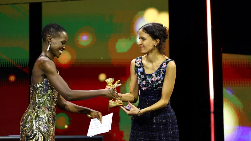 Predsednica žirije Lupita Nyong'o podeljuje glavno nagrado režiserki Mati Diop. FOTO:Fabrizio Bensch/Reuters