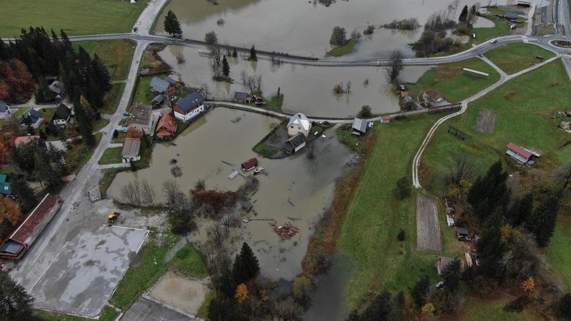 Fotografija: Lanske poplave so povzročile veliko škode tudi v gospodarstvu, ki se povsem samo ne more zavarovati. FOTO: Občina Kranjska Gora