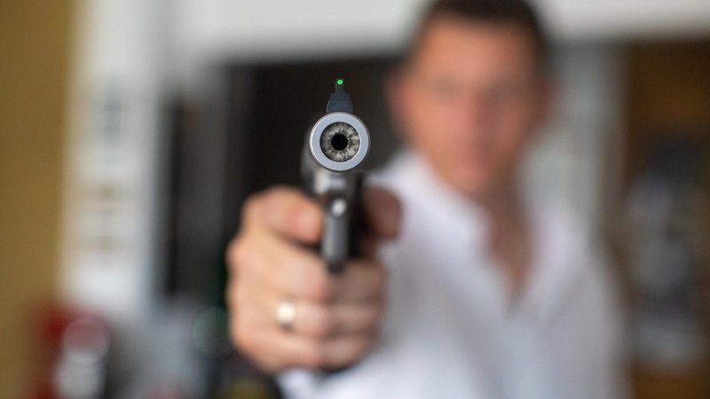 Fotografija: Slovenec je izvlekel pištolo. (Fotografija je simbolična). FOTO: Voranc Vogel/Delo