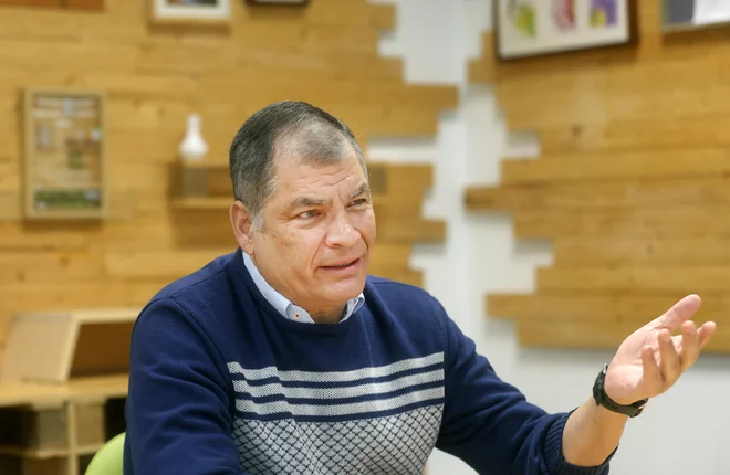 Doslej so Assangeu ukradli dvanajst let življenja, pravi nekdanji ekvadorski predsednik Rafael Correa. FOTO: Blaž Samec/Delo