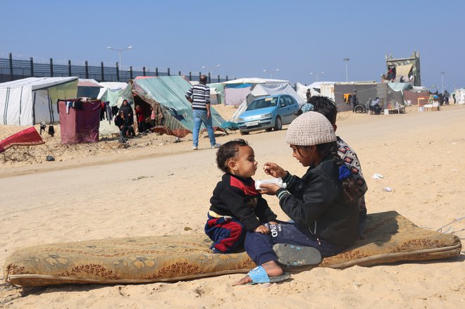 Agencija ZN za pomoč palestinskim beguncem (UNRWA) opozarja na hudo pomanjkanje hrane v Gazi, zlasti na severu. FOTO: Saleh Salem/Reuters