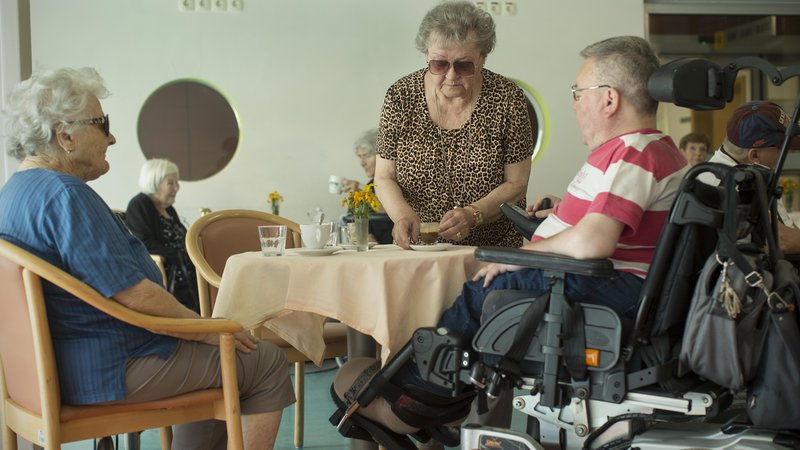 Fotografija: Skupnost socialnih zavodov Slovenije je leta 2022 opozorila na nezadostno zdravniško oskrbo stanovalcev v vse več domovih za starejše. FOTO: Jure Eržen/Delo