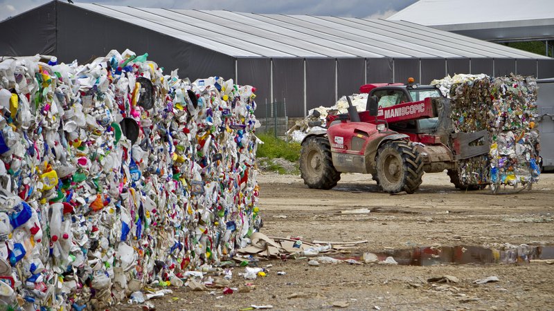 Fotografija: Večina odpadne plastike so izdelki za kratkotrajno uporabo, med njimi je prva embalaža. FOTO: Jože Suhadolnik/Delo