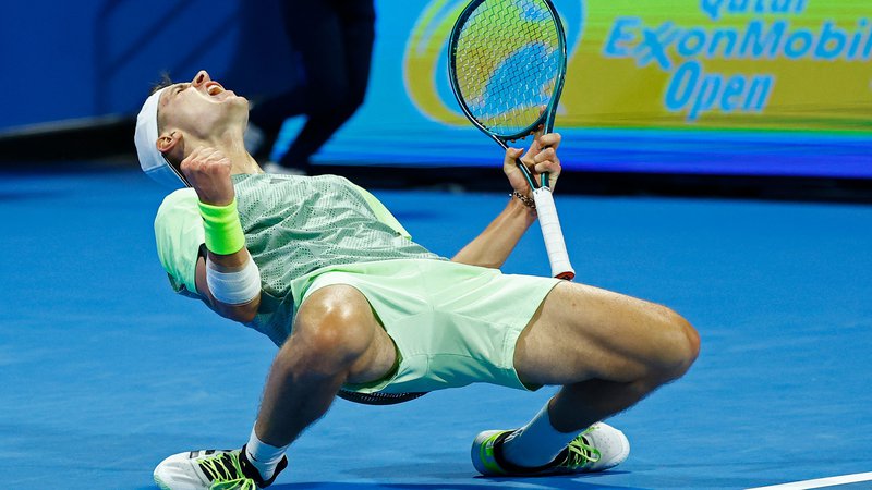 Fotografija: Češki igralec Jakub Menšik slavi po zmagi v četrtfinalnem dvoboju proti Rusu Andreju Rublevu na teniškem turnirju ATP Qatar Open v Dohi. Foto: Karim Jaafar/Afp