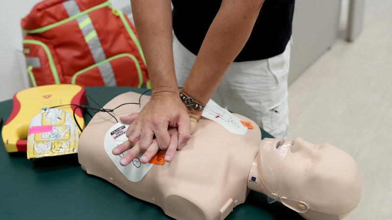 Fotografija: Z defibrilatorji in srčnimi spodbujevalci je mogoče preprečiti številne nenadne smrti, ki so posledica redkih srčnih bolezni. FOTO: Blaž Samec
