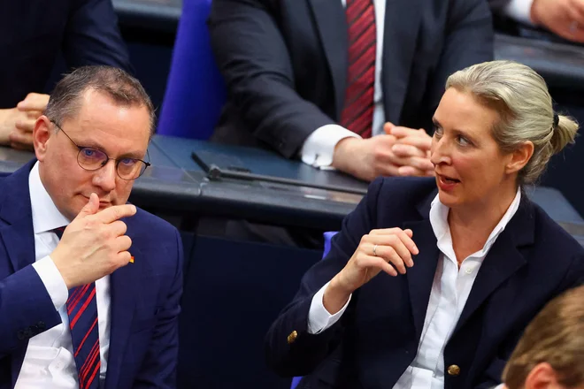 Predsednika AfD Tino Chrupalla in Alice Weidel se bosta kmalu morala spoprijeti z novo realnostjo za stranko. Notranja obveščevalna služba naj bi bila tik pred izdajo poročila, s katerim bodo stranko opredelili kot sovražno do demokracije. FOTO: Fabrizio Bensch/REUTERS