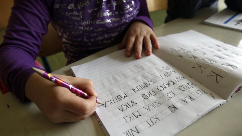 Fotografija: Šestletni otroci, ki komaj spoznavajo materni jezik, se bodo morali istočasno učiti tujega nacionalnega jezika, ki ima po svetu vsaj stokrat več govorcev. FOTO: Blaž Samec/Delo