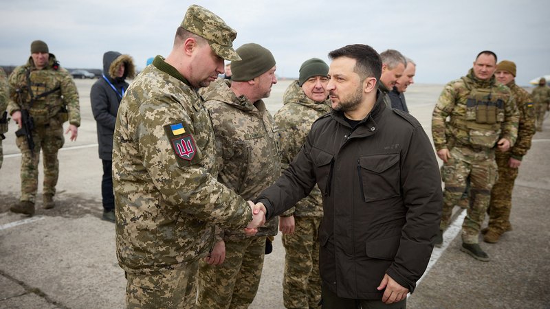 Fotografija: Ukrajinski predsednik Volodimir Zelenski in šef vojaške obveščevalne službe Kirilo Budanov imata v boju z Rusijo izdatno pomoč zahodnih obveščevalnih agencij. FOTO: Reuters