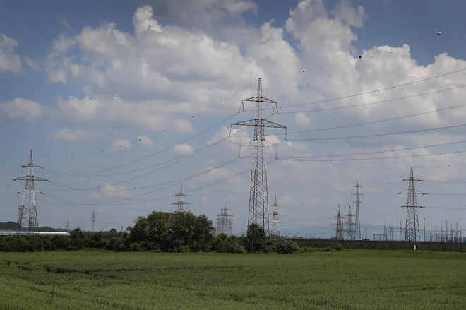 Cene za gospodinjstva v rednih cenikih prodajalcev električne energije so več kot dvakrat višje od letošnje povprečne borzne cene električne energije na slovenski borzi elektrike. FOTO: Leon Vidic/Delo