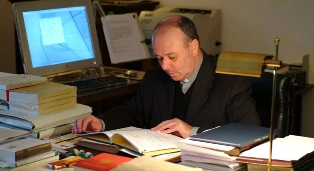 V poslovilni knjigi je Sergio Pagano menda povedal marsikaj zanimivega o zakulisju dogajanja na svetem sedežu. FOTO: Dokumentacija Dela