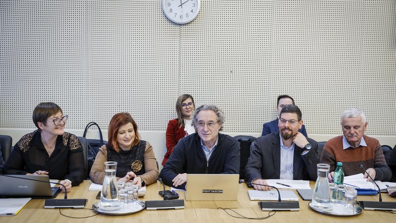 Fotografija: Vodji sindikalnih pogajalskih skupin Branimir Štrukelj in Jakob Počivavšek sta napovedala, da se bodo do prihodnjega tedna opredelili do vladnega predloga, katerega vsebine pa nista želela razkriti. FOTO: Jože Suhadolnik