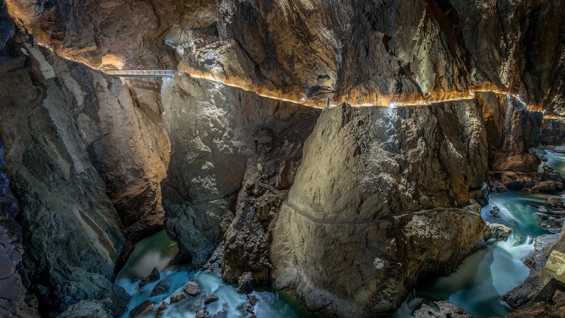 Fotografija: Za turistični obisk je urejen manjši del celotnega sistema Škocjanskih jam. FOTO: Borut Lozej/arhiv PŠJ

 