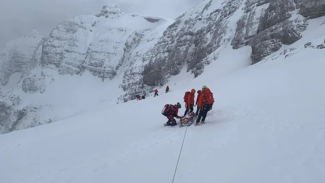 Objave na družbenih omrežjih ob reševalnih akcijah bi se morale izogniti navajanju osebnih zgodb, bolj pa se osredotočiti na dejstva, pravi gorski reševalec in psiholog Žarko Trušnovec. FOTO: Arhiv GRS