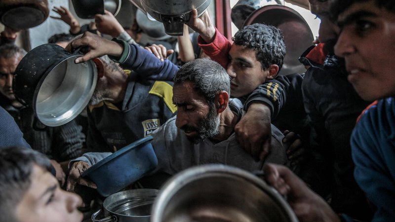 Fotografija: ZN sporoča, da je v Gazi na robu lakote 2,3 milijona ljudi. Izrael je zaporo Gaze, ki jo izvaja od leta 2007, po 7. oktobru zaostril v obleganje in območju odreka dobavo hrane, vode, zdravil in goriva. Šele decembra je odprl eno vstopno točko za dobavo humanitarne pomoči na jugu Gaze, kjer izraelske sile izvajajo dolgotrajne in podrobne preglede pomoči, izraelski protestniki pa preprečujejo vstop tovornjakov s pomočjo v Gazo. Foto: Afp