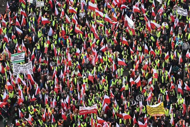 Protestniki so se zbrali pred palačo kulture in znanosti v Varšavi. FOTO: Sergei Gapon/AFP