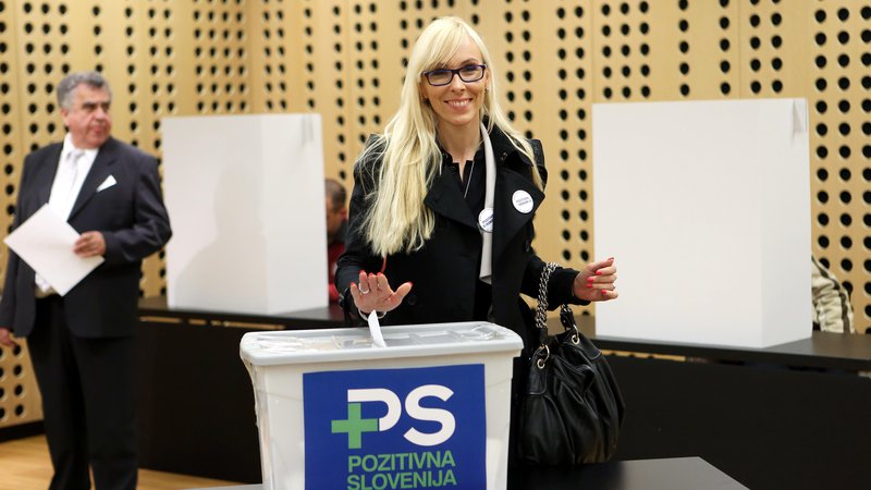 Fotografija: Melita Župevc se pripravlja na zagovor pred »stalno avtonomno strokovno komisijo za pripravo mnenja o usposobljenosti kandidatov, ki niso diplomati, za vodjo diplomatskega predstavništva«. FOTO: Uroš Hočevar/Delo
