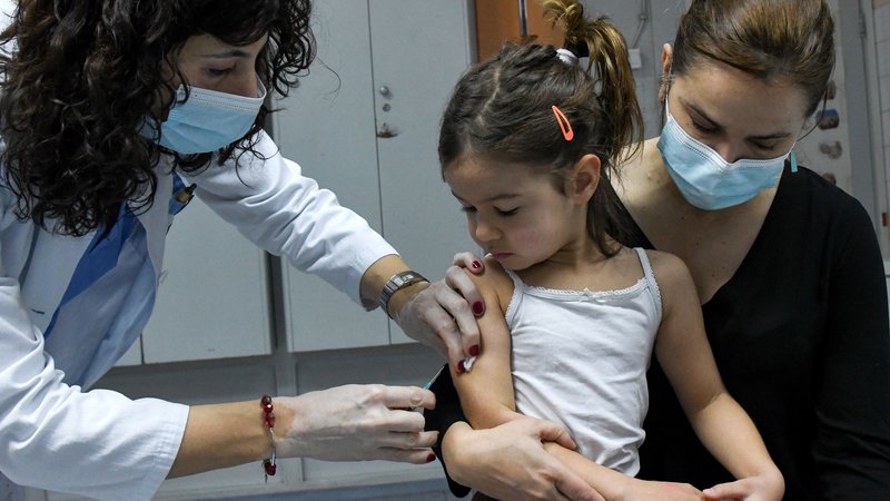 Fotografija: Epidemija ošpic je povzročila paniko zlasti v Beogradu. Od šestih okuženih otrok jih pet ni bilo cepljenih. FOTO: Savo Prelević/AFP