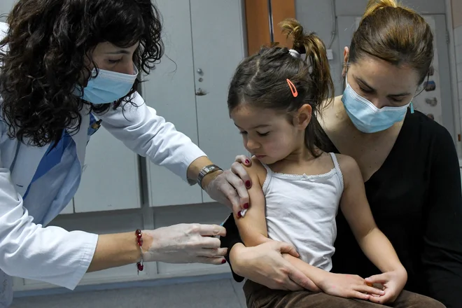 Epidemija ošpic je povzročila paniko zlasti v Beogradu. Od šestih okuženih otrok jih pet ni bilo cepljenih. FOTO: Savo Prelević/AFP