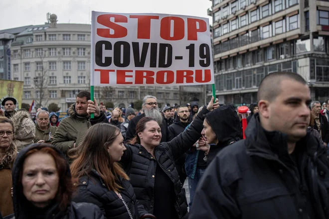 V Srbiji niti kampanja za cepljenje proti covidu-19 ni mogla premagati prepričanja, da so cepiva škodljiva. FOTO: Marko Djurica/Reuters