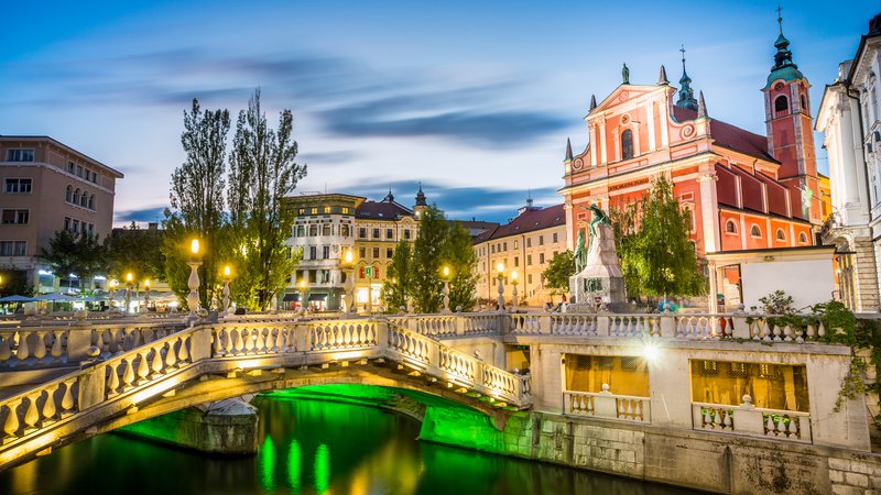 Fotografija: Vse poti turistov v Ljubljani vodijo na Tromostovje in tu je tudi izhodišče za vsa nova potepanja po mestu. FOTO: Shutterstock
