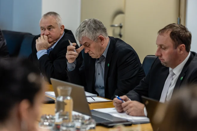 Kmetijske organizacije ne nasprotujejo ustanovitvi delovne skupine, vendar to ne spremenizahteve po takojšnjem izvzetju OMD plačil iz obdavčitve, sporočajo iz kmetijsko-gozdarske zbornice. FOTO: Črt Piksi
