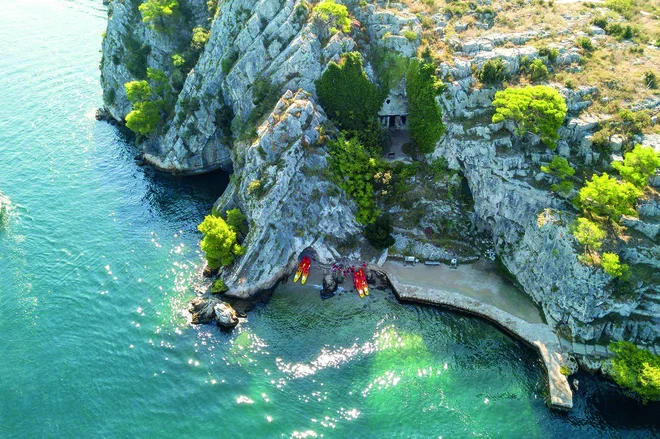 Sprostite se ob vonju borovcev in šumu morja. FOTO: arhiv Hrvatski klub putnika