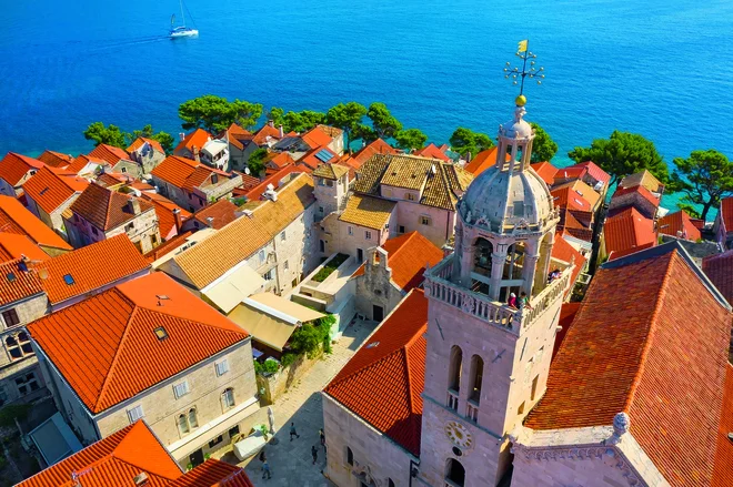 Obiskovalci lahko svoje raziskovanje otoka začnejo s sprehodom skozi staro mestno jedro, kjer bodo uživali v slikovitih kamnitih uličicah. FOTO: Boris Kačan
