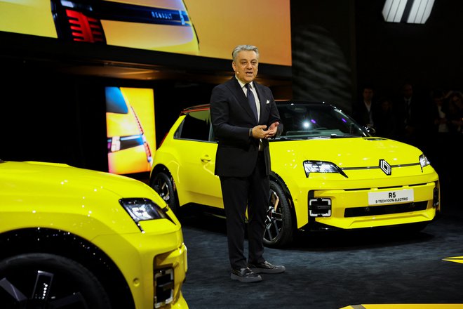 Renaultov šef Luca de Meo predstavlja električni renault 5 in poziva k evropskemu sodelovanju pri malih avtomobilih.

FOTO: Denis Balibouse/Reuters