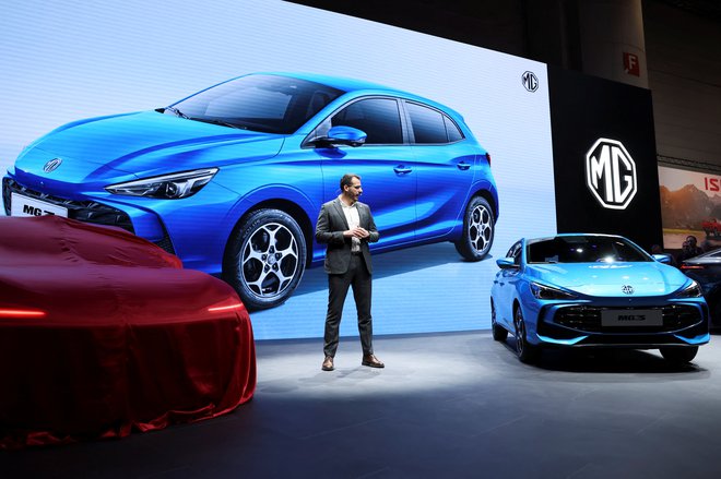 MG3 je novi kompaktni tekmec te kitajske znamke, vozil bo s hibridnim in nato tudi z bencinskim pogonom. FOTO: Denis Balibouse/Reuters