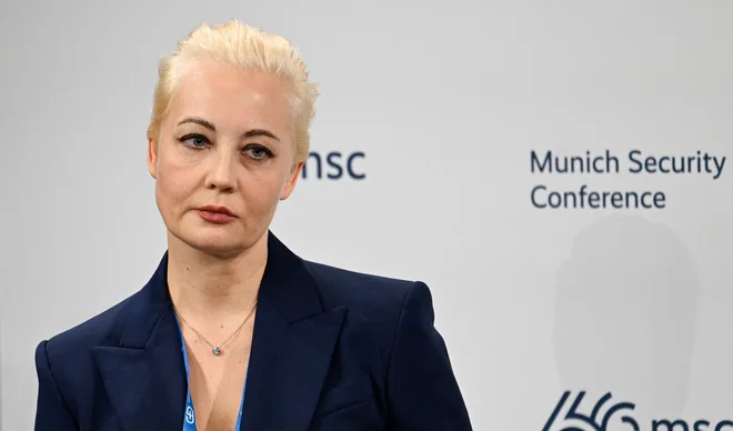 Navalna, ki je v zadnjem tednu večkrat očitala Putinu odgovornost za smrt svojega moža, bo danes nagovorila evroposlance. FOTO: Thomas Kienzle/AFP
