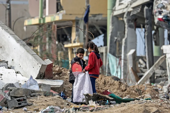 Ljudem na severu območja preti neizbežna lakota, medtem ko na jug enklave prispe nekaj pomoči, vendar je dobava neredna, količine pa nezadostne. FOTO: AFP