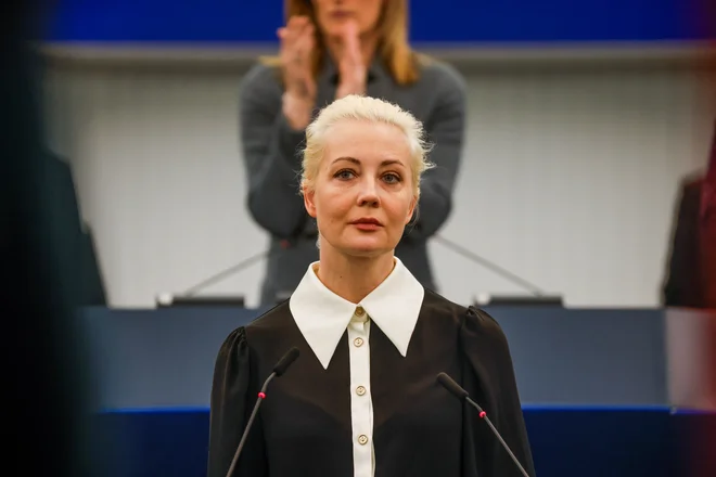 Julija Navalna v evropskem parlamentu: Ne izjave o zaskrbljenosti, temveč iskanje mafijskih sodelavcev v vaših državah, diskretnih odvetnikov in finančnikov, ki Putinu in njegovim prijateljem pomagajo skrivati denar. FOTO: Johanna Geron/Reuters