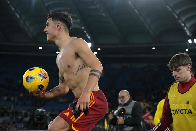 Paulo Dybala je takole proslavil svoj tretji gol na tekmi s Torinom. FOTO: Tiziana Fabi/AFP