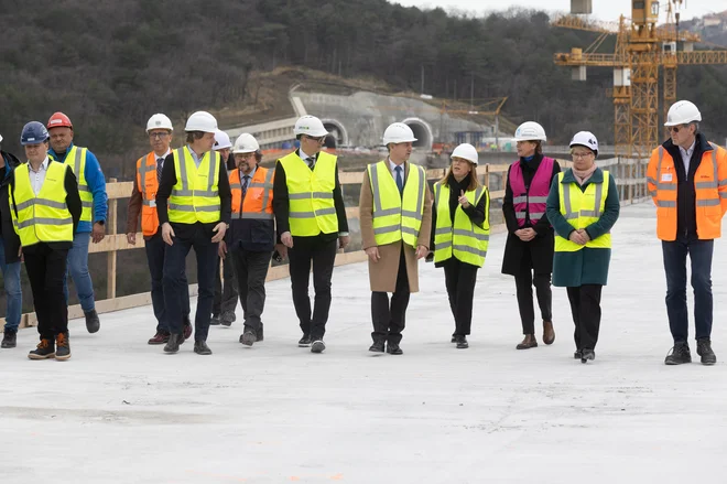 Premier Robert Golob v spremstvu Alenke Bratušek, ministrice za infrastrukturo, Mateja Oseta, generalnega direktorja 2TDK, in Jerneje Jug Jerše, vodje predstavništva evropske komisije, ob odprtju viadukta Vinjan. FOTO: Voranc Vogel