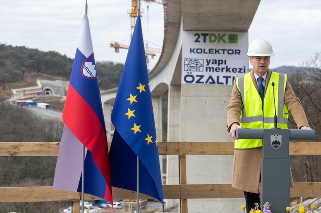 Predsednik vlade je bil navdušen nad napredovanjem del na drugem tiru. FOTO: Voranc Vogel