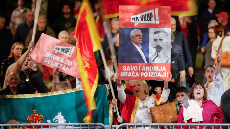 Fotografija: Lani so podporniki črnogorske opozicije tako protestirali proti imenovanju prosrbskega in proruskega politika Andrije Mandića za predsednika parlamenta. Mandić je pred dvema dnevoma znova razburil opozicijo, ko se je sestal z Miloradom Dodikom. Foto Stevo Vasiljevic/Reuters