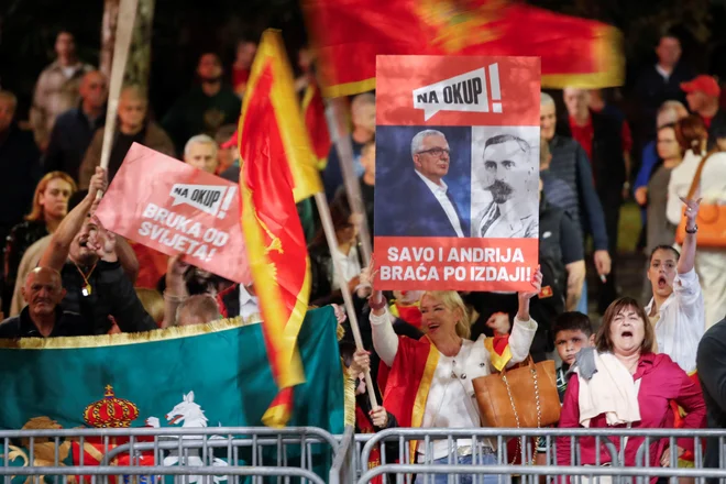 Lani so podporniki črnogorske opozicije tako protestirali proti imenovanju prosrbskega in proruskega politika Andrije Mandića za predsednika parlamenta. Mandić je pred dvema dnevoma znova razburil opozicijo, ko se je sestal z Miloradom Dodikom. Foto Stevo Vasiljevic/Reuters