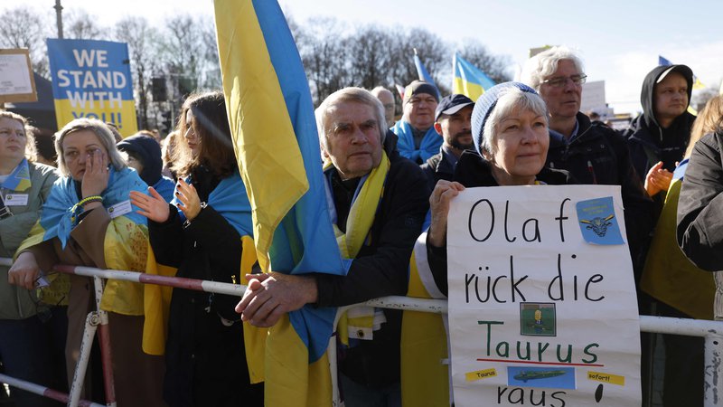 Fotografija: Podporniki Ukrajine zahtevajo od kanclerja Olafa Scholza, naj ji dostavi rakete taurus.FOTO: Odd Andersen/AFP