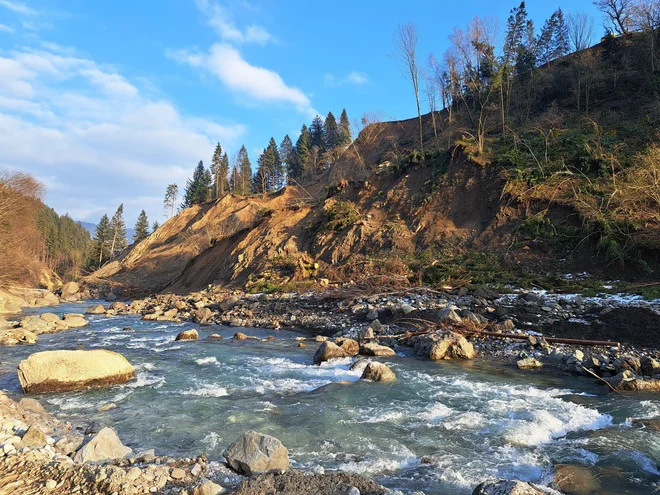 Pobočje nad Savinjo tik nad zaselkom Struge je povsem spremenjeno, teren pa se še vedno premika. FOTO: Špela Kuralt/Delo