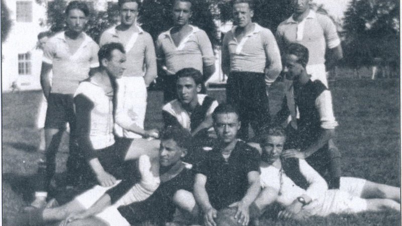 Fotografija: Nogometaši Kamnika na svojem prvem gostovanju v Jaršah leta 1922. Foto Arhiv NK Kamnik