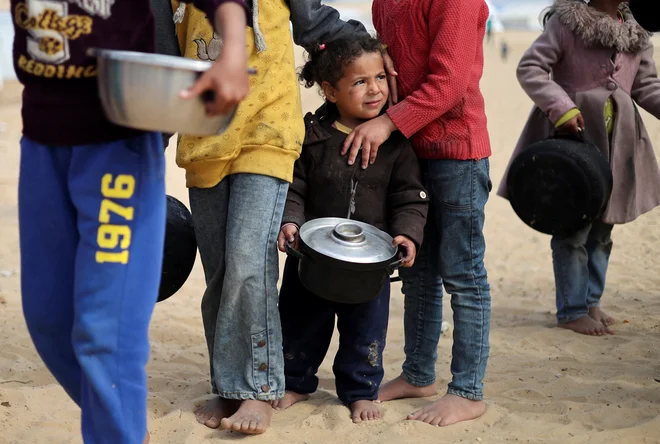 Svetovni program za hrano (WFP) je sporočil, da humanitarne organizacije že več kot mesec dni ne morejo dostaviti pomoči na sever Gaze, in obtožil Izrael, da preprečuje dostop. FOTO: Ibraheem Abu Mustafa/Reuters