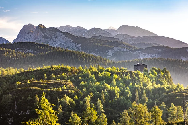 Dom na Komni se dviguje visoko nad Bohinjskim jezerom.
FOTO: Jošt Gantar