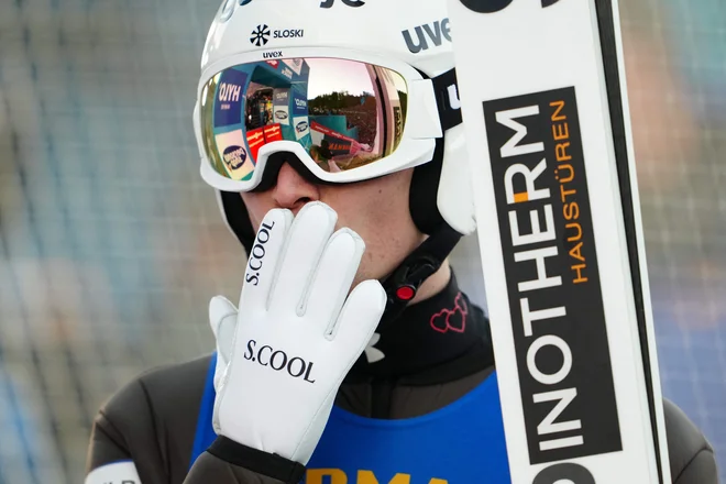 Anže Lanišek je opravil prve skoke po poškodbi kolena. FOTO: Georg Hochmuth/AFP