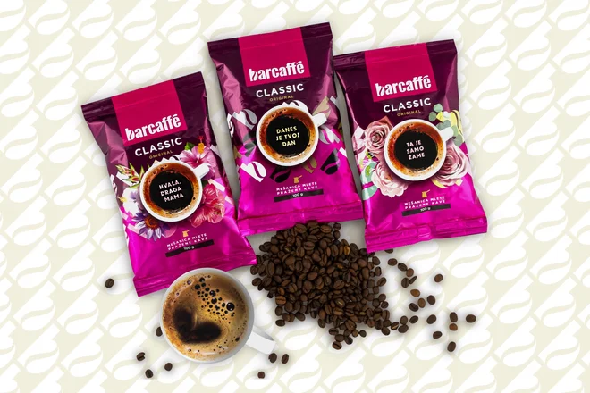 Prava beseda

Kava že od nekdaj povezuje ljudi, pri Barcaffeju pa odslej tudi z embalažo v kateri se skriva njena opojna mešanica. Nove vrečice so polne navdiha, nežno ljubeznivih sporočil in spodbud. Ne glede na priložnost: z Barcaffe boste vedno našli pravo besedo.