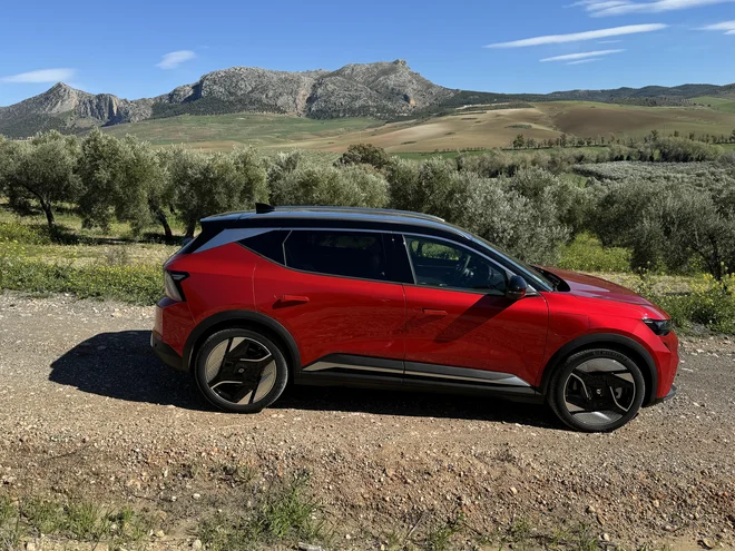 Renault scenic e-tech se je iz enoprostorca spremenil v športnega terenca.. FOTO: Aljaž Vrabec
