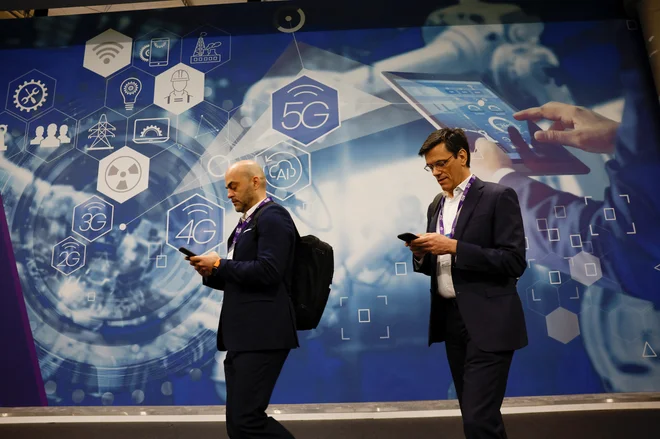 Omrežja 5G doživljajo dinamično rast in na MWC so bila še vedno v ospredju, skupaj z umetno inteligenco. FOTO: Albert Gea/Reuters