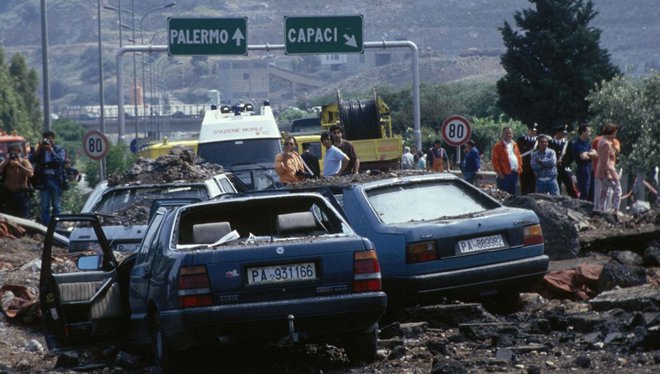 Posledice bombe na avtocesti pri Palermu, kjer je bit ubit Giovanni Falcone. FOTO: Wikipedia
