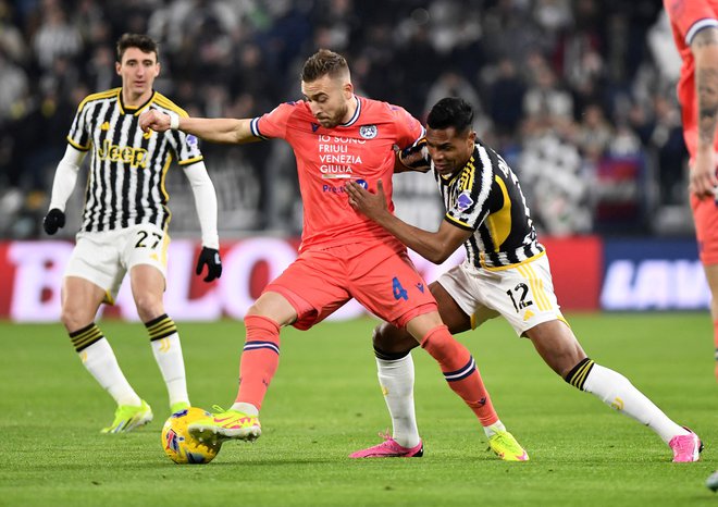 Sandi Lovrić z Udinesejem proti moštvom iz spodnje polovice lestvice zbira premalo točk. FOTO: Massimo Pinca/Reuters