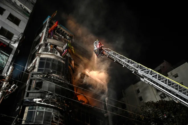 Ogenj je najprej izbruhnil v eni izmed priljubljenih restavracij, in sicer ob 21.50 po lokalnem času (15.50 po srednjeevropskem času). FOTO: Munir Uz Zaman/AFP