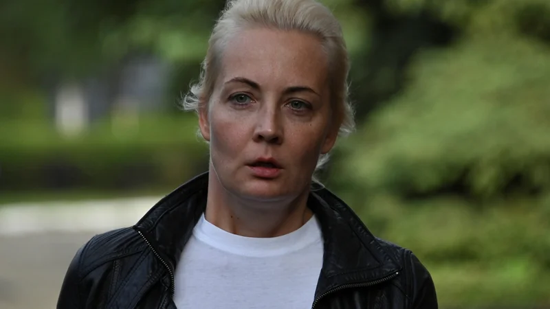 Julija Navalna avgusta leta 2021 pred bolnišnico v Omsku, kjer so Alekseja Navalnega zdravili, preden so ga prepeljali v Nemčijo. Foto Aleksej Malgavko/Reuters